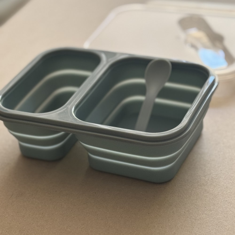 Nok Nok Αναδιπλούμενο Φαγητοδοχείο Σιλικόνης με 2 χωρίσματα και Κουταλοπίρουνο 950ml (Sky Blue)