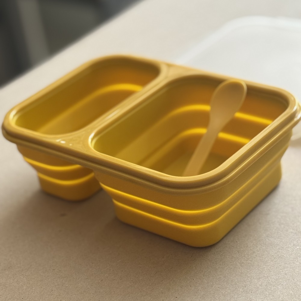 Nok Nok Αναδιπλούμενο Φαγητοδοχείο Σιλικόνης με 2 χωρίσματα και Κουταλοπίρουνο 950ml (Sunshine)