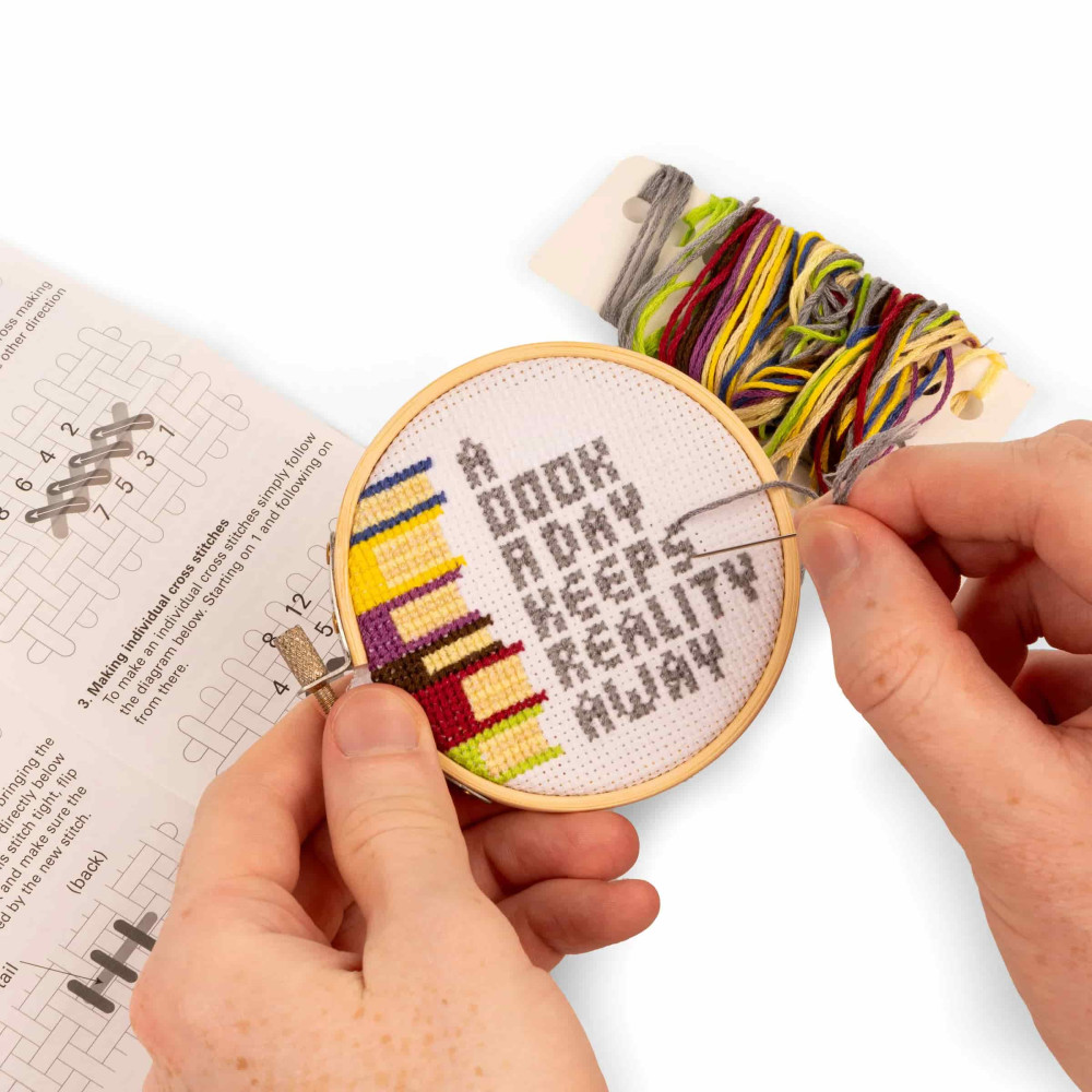 Kikkerland μίνι Κιτ Κεντήματος Cross Stitch "A Book a Day"