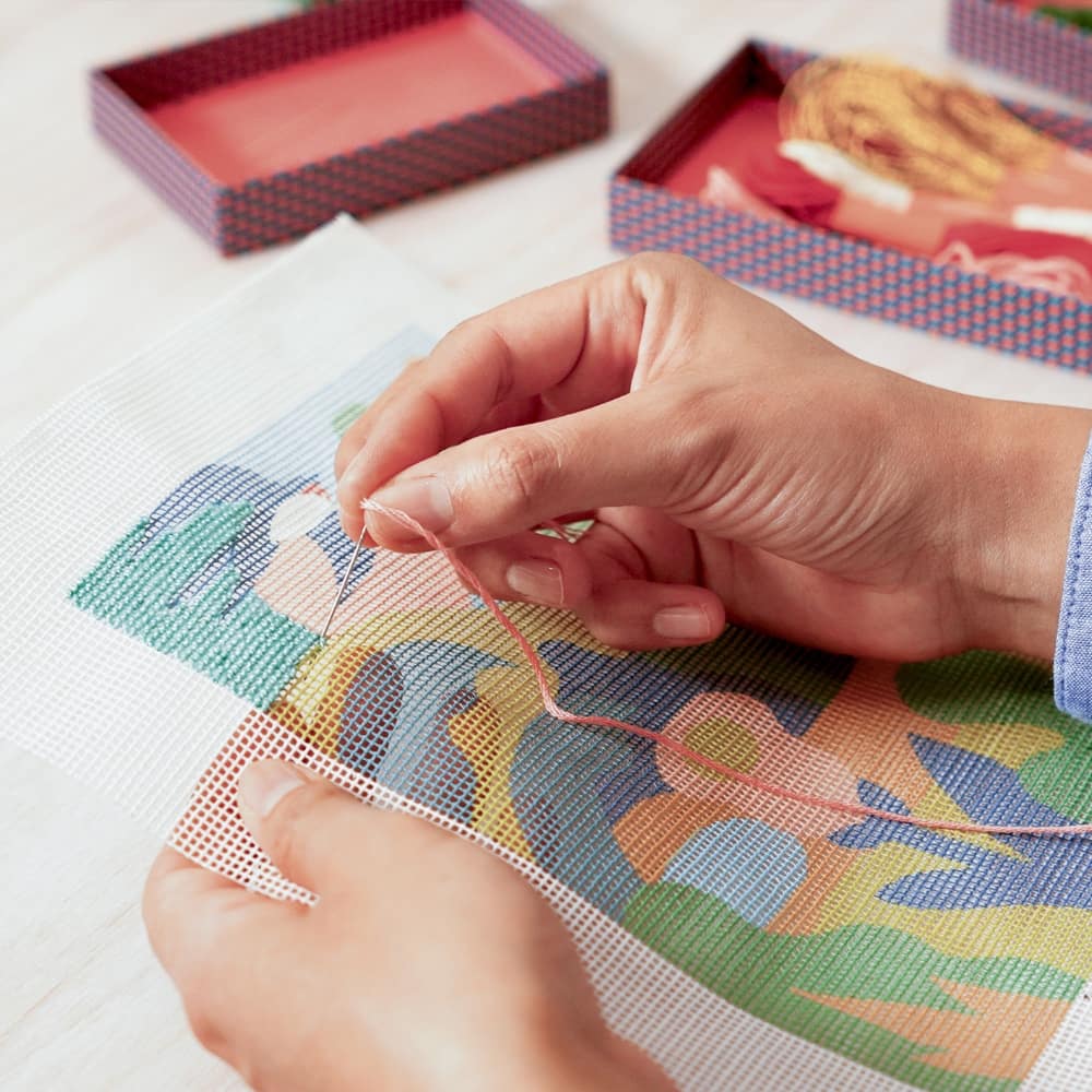 Djeco Atelier 64 - Kέντημα σε Καμβά "Άνοιξη"